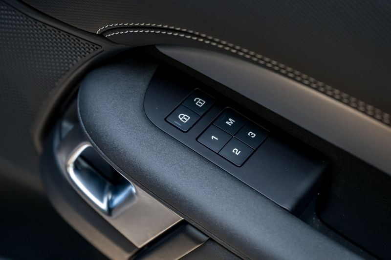 Land Rover Discovery D300 MHEV Dynamic HSE (Commercial With Seat Conversion)