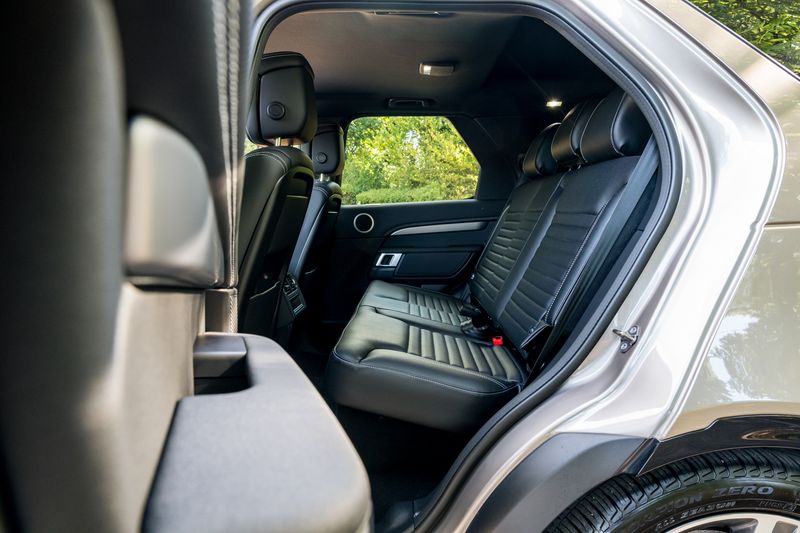 Land Rover Discovery D300 MHEV Dynamic HSE (Commercial With Seat Conversion)