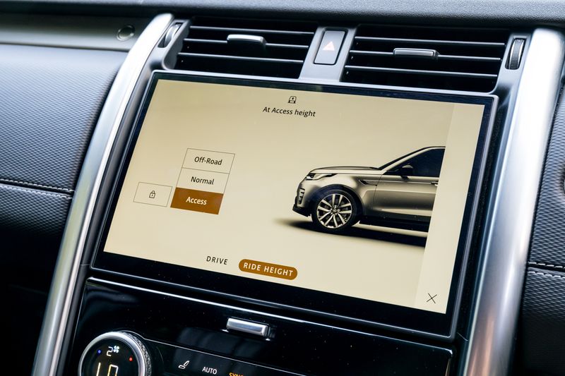 Land Rover Discovery D300 MHEV Dynamic HSE (Commercial With Seat Conversion)