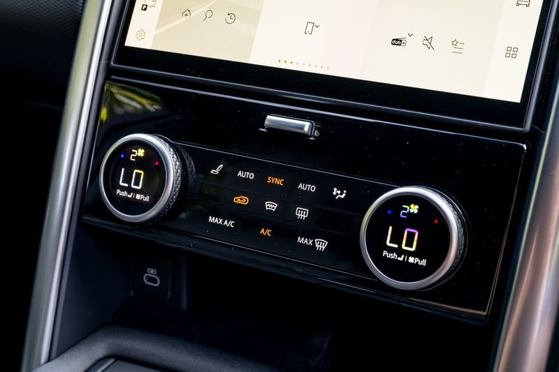 Land Rover Discovery D300 MHEV Dynamic HSE (Commercial With Seat Conversion)