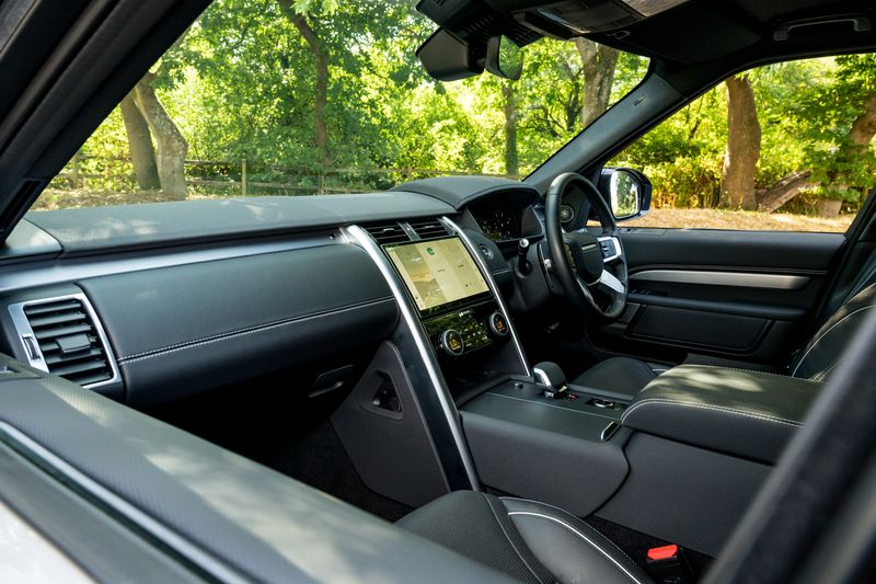 Land Rover Discovery D300 MHEV Dynamic HSE (Commercial With Seat Conversion)