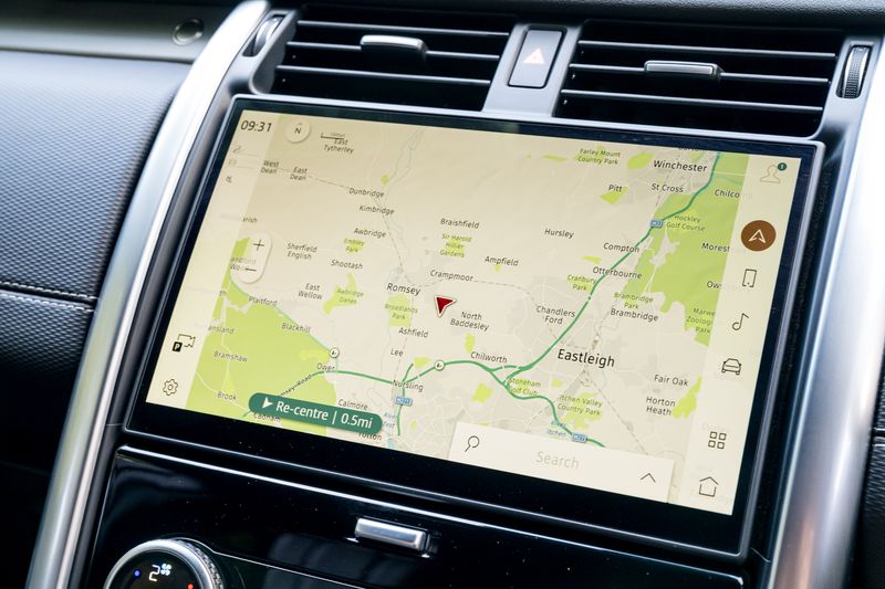 Land Rover Discovery D300 MHEV Dynamic HSE (Commercial With Seat Conversion)