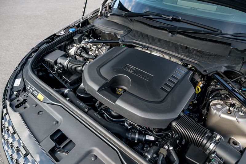 Land Rover Discovery D300 MHEV Dynamic HSE (Commercial With Seat Conversion)