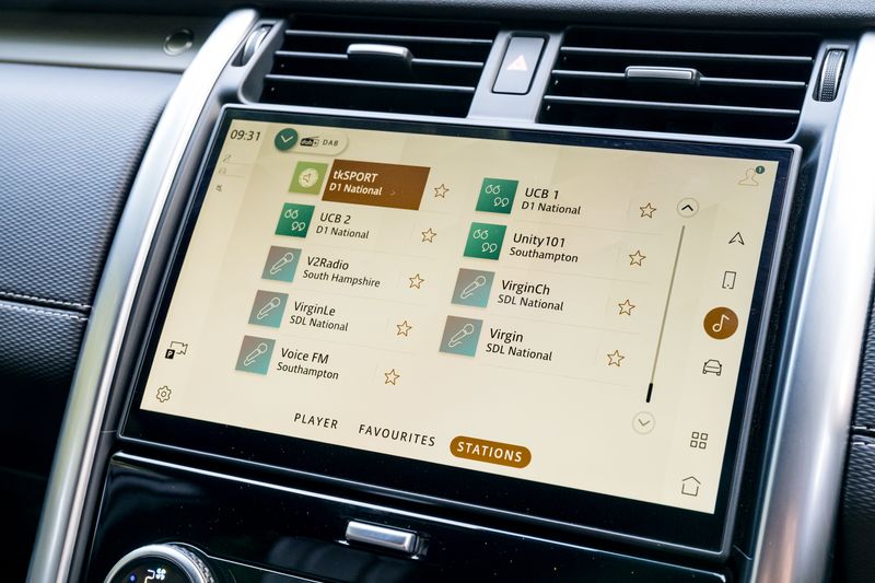 Land Rover Discovery D300 MHEV Dynamic HSE (Commercial With Seat Conversion)