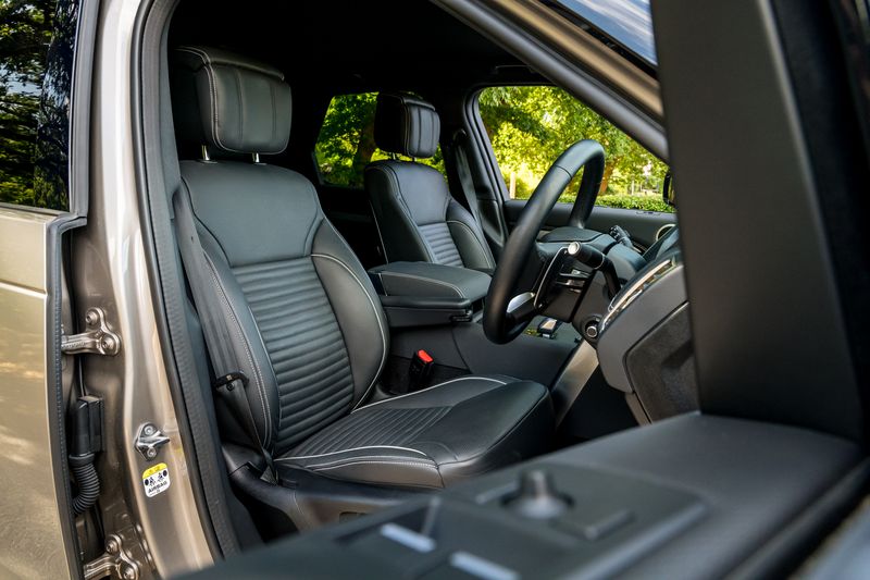 Land Rover Discovery D300 MHEV Dynamic HSE (Commercial With Seat Conversion)