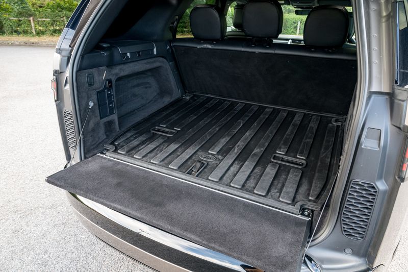 Land Rover Discovery D300 MHEV Dynamic HSE (Commercial With Seat Conversion)