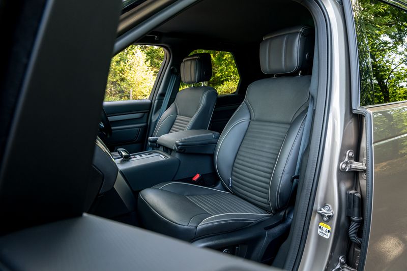 Land Rover Discovery D300 MHEV Dynamic HSE (Commercial With Seat Conversion)