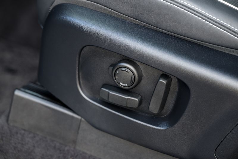 Land Rover Discovery D300 MHEV Dynamic HSE (Commercial With Seat Conversion)