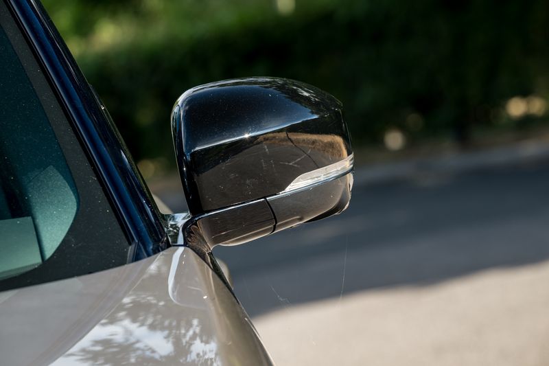 Land Rover Discovery D300 MHEV Dynamic HSE (Commercial With Seat Conversion)