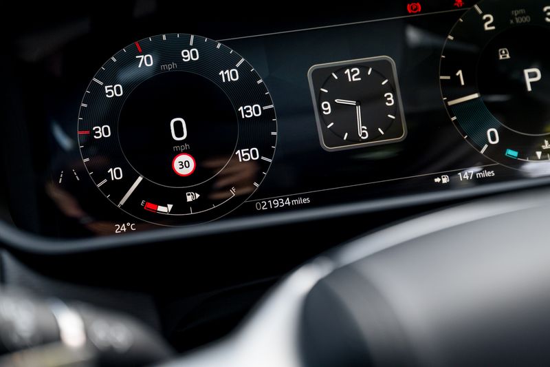 Land Rover Discovery D300 MHEV Dynamic HSE (Commercial With Seat Conversion)