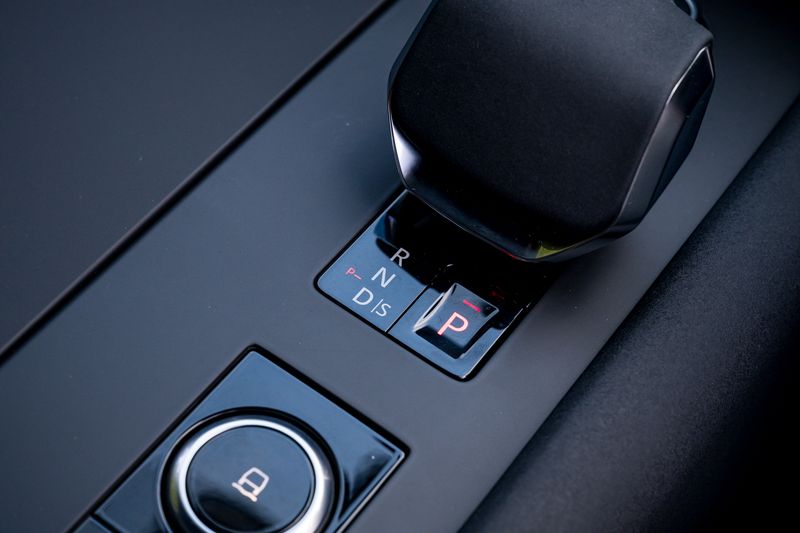 Land Rover Discovery D300 MHEV Dynamic HSE (Commercial With Seat Conversion)