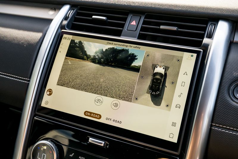 Land Rover Discovery D300 MHEV Dynamic HSE (Commercial With Seat Conversion)