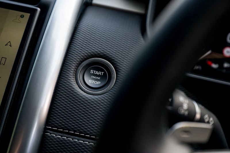 Land Rover Discovery D300 MHEV Dynamic HSE (Commercial With Seat Conversion)