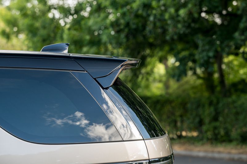 Land Rover Discovery D300 MHEV Dynamic HSE (Commercial With Seat Conversion)