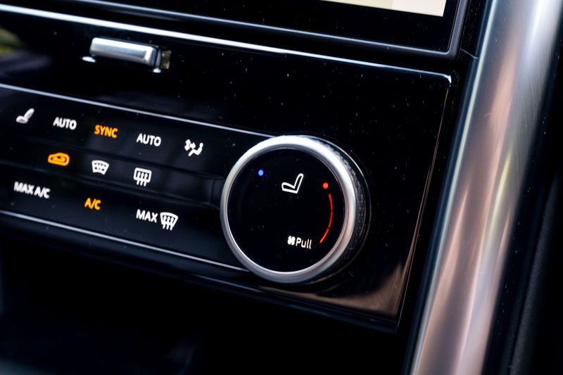 Land Rover Discovery D300 MHEV Dynamic HSE (Commercial With Seat Conversion)