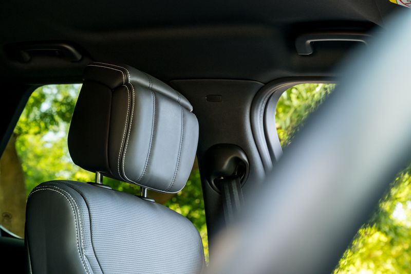 Land Rover Discovery D300 MHEV Dynamic HSE (Commercial With Seat Conversion)