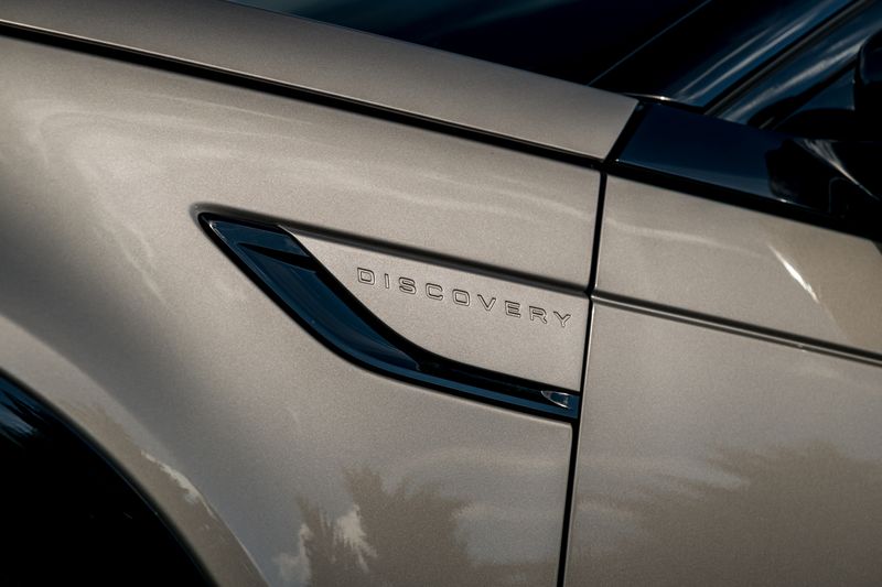 Land Rover Discovery D300 MHEV Dynamic HSE (Commercial With Seat Conversion)