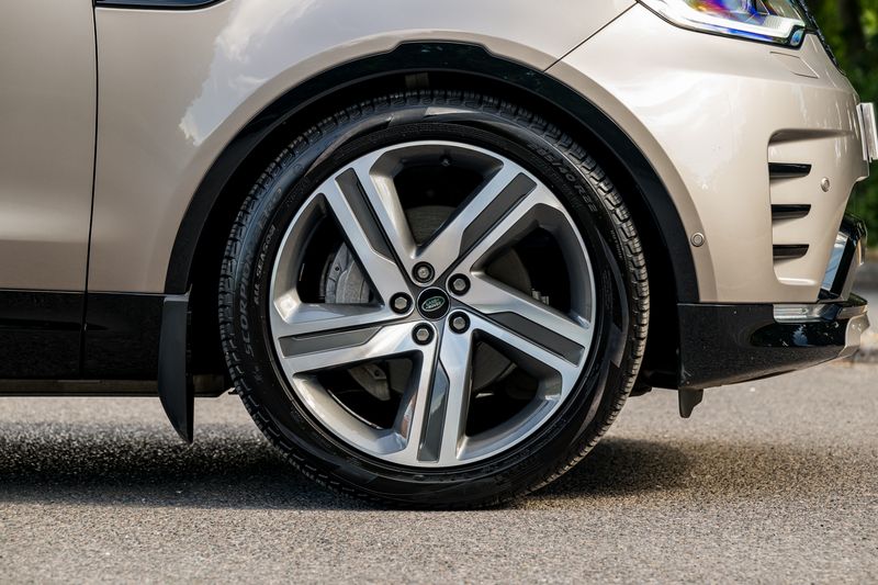 Land Rover Discovery D300 MHEV Dynamic HSE (Commercial With Seat Conversion)