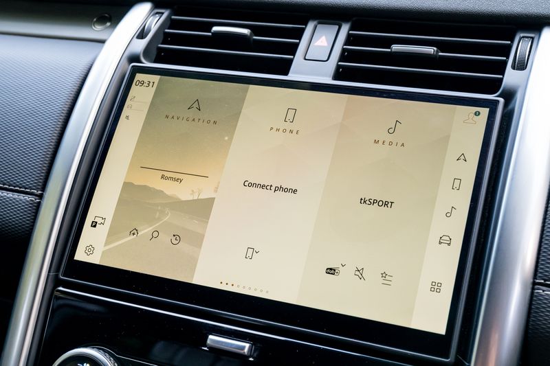 Land Rover Discovery D300 MHEV Dynamic HSE (Commercial With Seat Conversion)