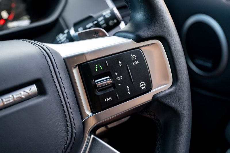 Land Rover Discovery D300 MHEV Dynamic HSE (Commercial With Seat Conversion)