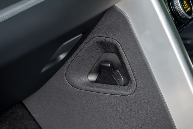 Land Rover Discovery D300 MHEV Dynamic HSE (Commercial With Seat Conversion)