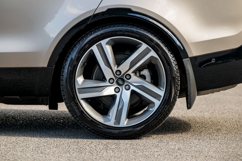 Land Rover Discovery D300 MHEV Dynamic HSE (Commercial With Seat Conversion)