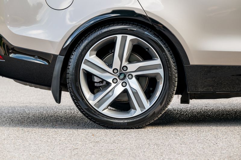 Land Rover Discovery D300 MHEV Dynamic HSE (Commercial With Seat Conversion)