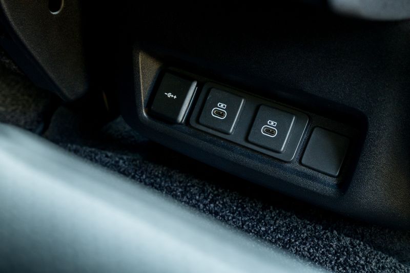 Land Rover Discovery D300 MHEV Dynamic HSE (Commercial With Seat Conversion)