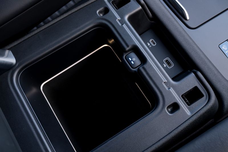 Land Rover Discovery D300 MHEV Dynamic HSE (Commercial With Seat Conversion)