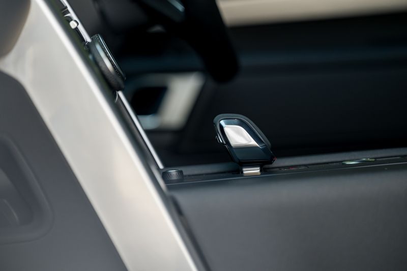 Land Rover Discovery D300 MHEV Dynamic HSE (Commercial With Seat Conversion)