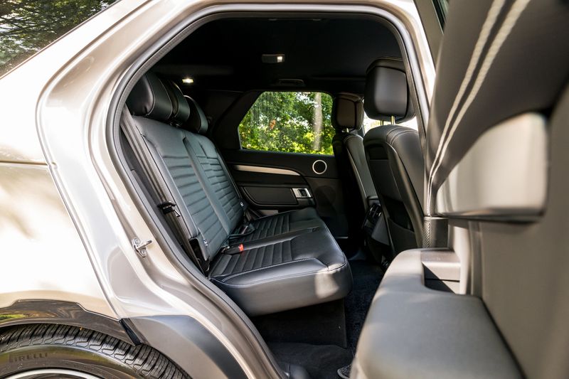 Land Rover Discovery D300 MHEV Dynamic HSE (Commercial With Seat Conversion)