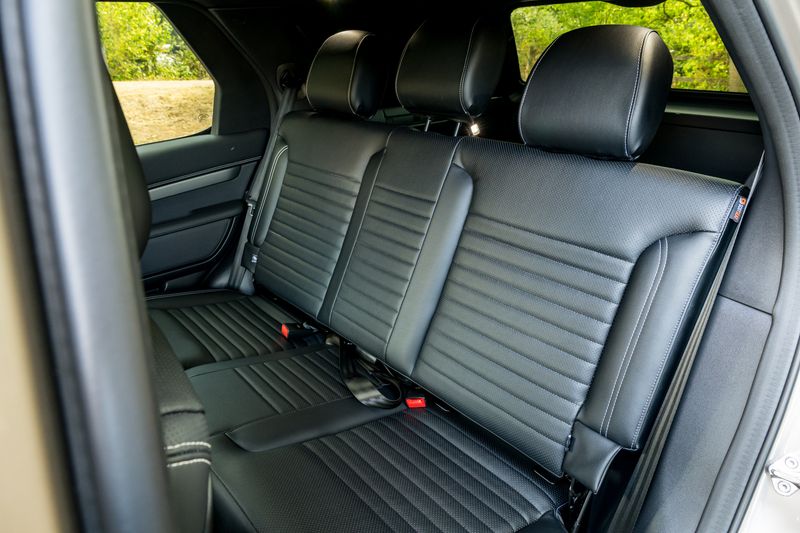 Land Rover Discovery D300 MHEV Dynamic HSE (Commercial With Seat Conversion)