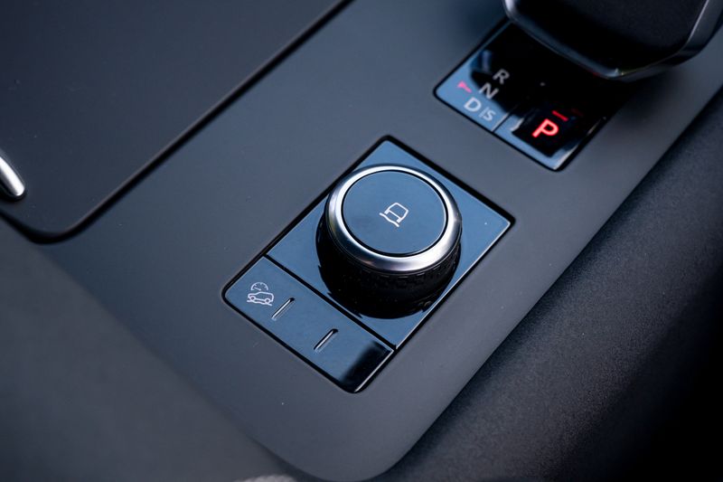 Land Rover Discovery D300 MHEV Dynamic HSE (Commercial With Seat Conversion)