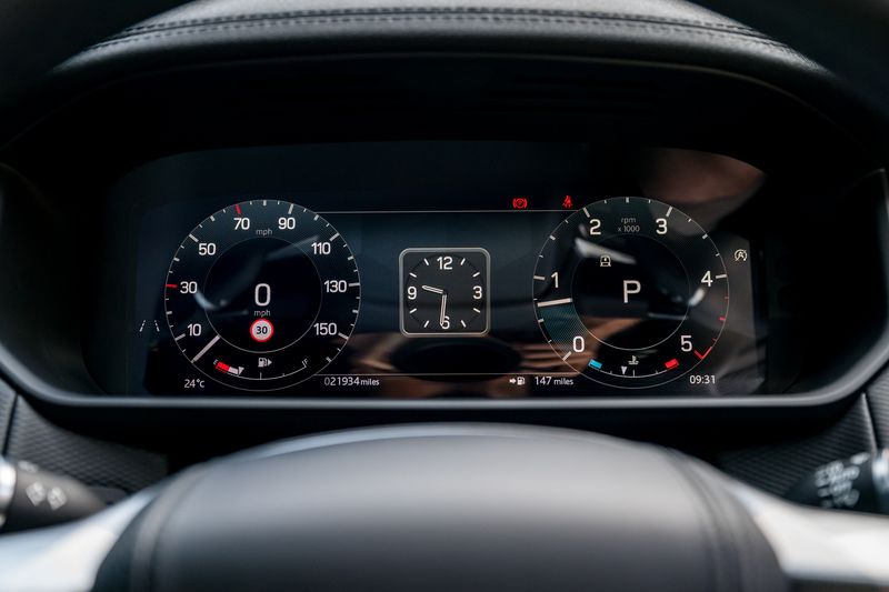 Land Rover Discovery D300 MHEV Dynamic HSE (Commercial With Seat Conversion)