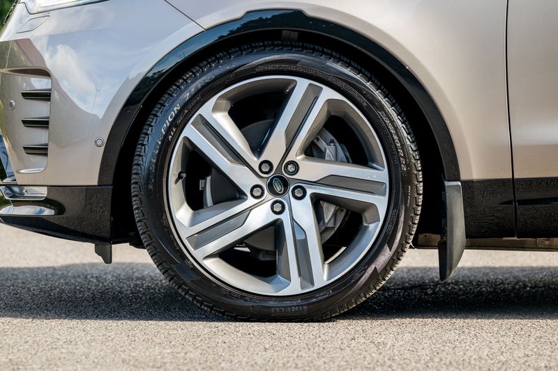 Land Rover Discovery D300 MHEV Dynamic HSE (Commercial With Seat Conversion)