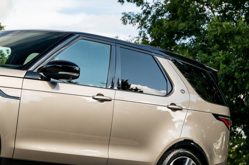 Land Rover Discovery D300 MHEV Dynamic HSE (Commercial With Seat Conversion)