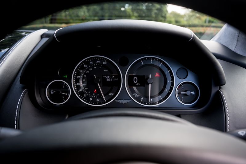 Aston Martin V12 Vantage (Manual)