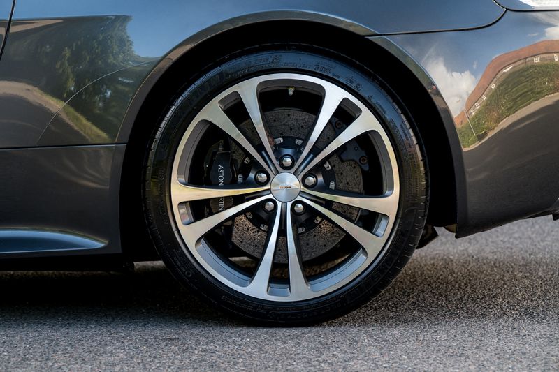 Aston Martin V12 Vantage (Manual)