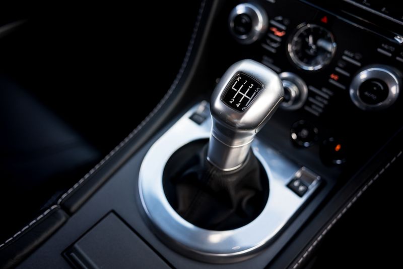 Aston Martin V12 Vantage (Manual)