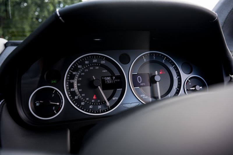Aston Martin V12 Vantage (Manual)