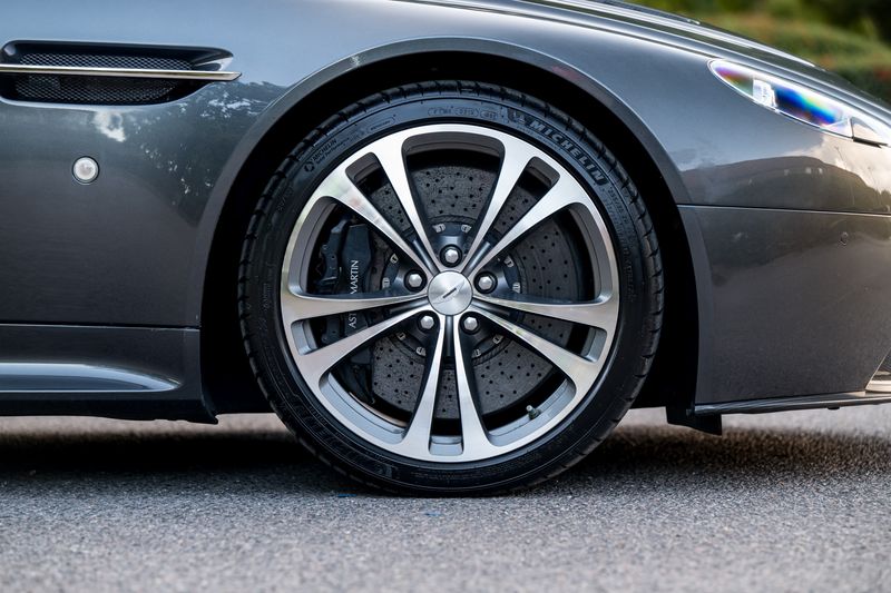 Aston Martin V12 Vantage (Manual)