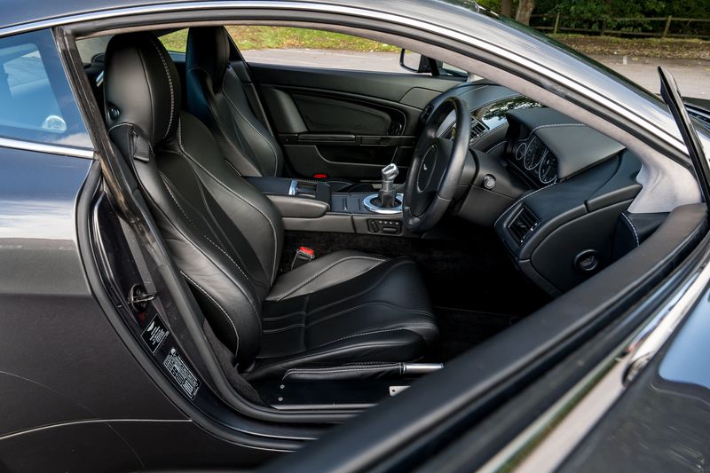 Aston Martin V12 Vantage (Manual)