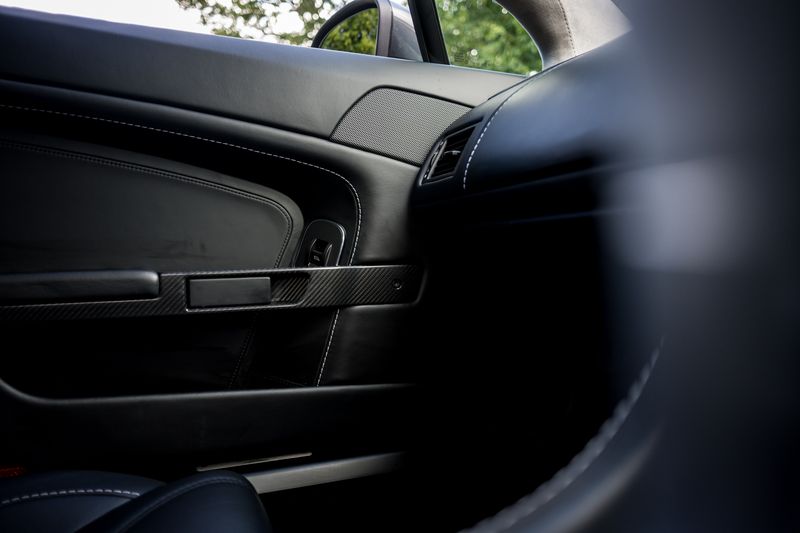 Aston Martin V12 Vantage (Manual)