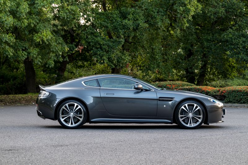 Aston Martin V12 Vantage (Manual)