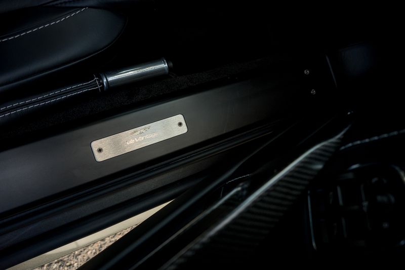 Aston Martin V12 Vantage (Manual)