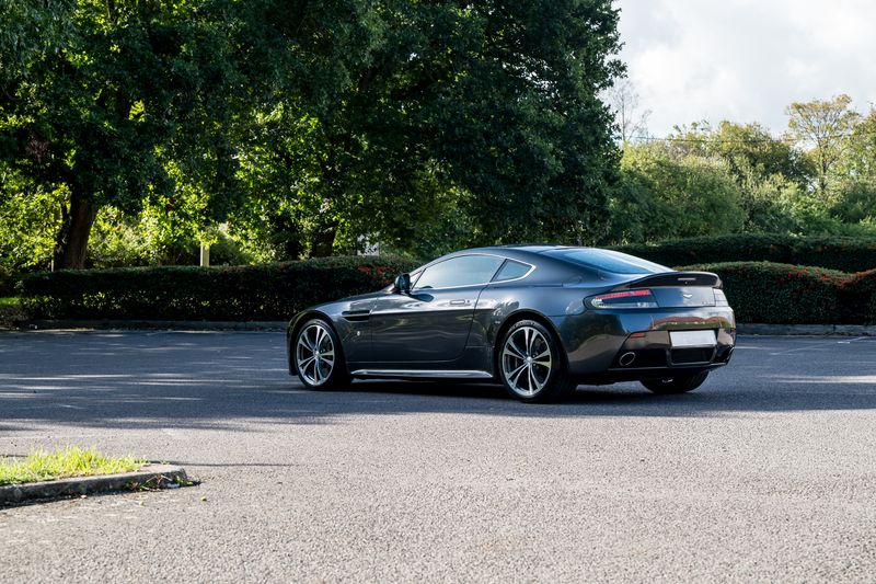 Aston Martin V12 Vantage (Manual)