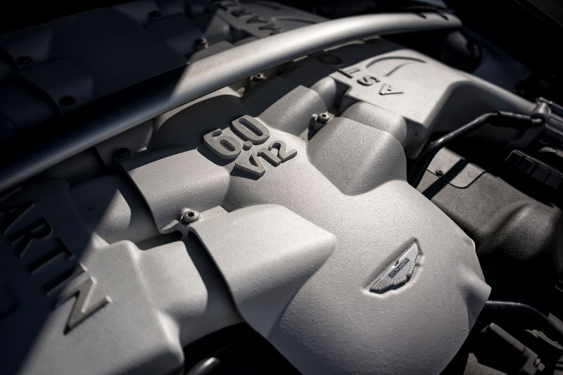 Aston Martin V12 Vantage (Manual)