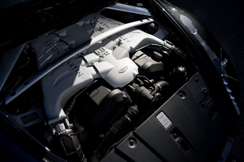 Aston Martin V12 Vantage (Manual)