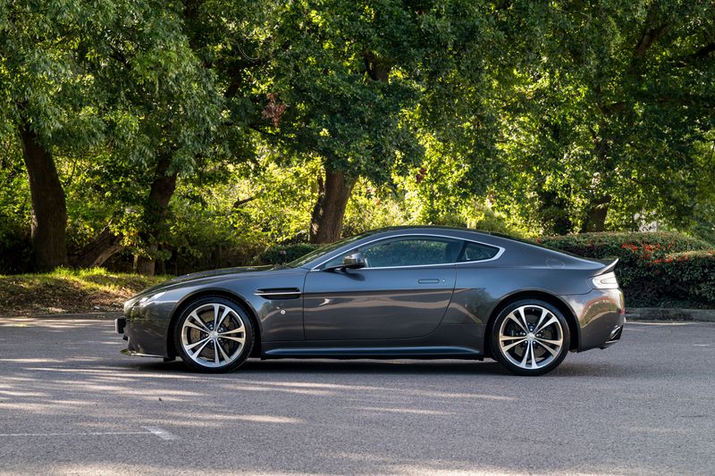 Aston Martin V12 Vantage (Manual)