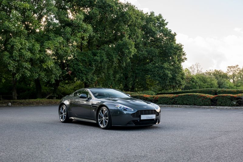 Aston Martin V12 Vantage (Manual)